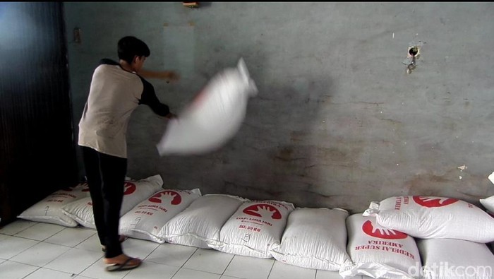 Suasana gudang di salah satu distributor di Kabupaten Sumedang, Selasa (16/2/2022).