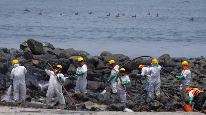 Sudah Sebulan Pantai di Peru Tercemar Tumpahan Minyak A worker holds a type of skimmer that collects oil waste during a clean-up campaign on Pocitos Beach in Ancon, Peru, Tuesday, Feb. 15, 2022. One month later, workers continue the clean-up on beaches after contamination by a Repsol oil spill. (AP Photo/Martin Mejia)