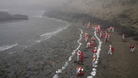 Tumpahan minyak di pantai Peru disebabkan oleh gelombang dari letusan gunung berapi bawah laut di negara Pasifik selatan, Tonga.  