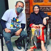 Tubuh Dorce mulai terlihat semakin kurus usai dirinya mengidap batu ginjal dan gula. Tak hanya itu saja, Dorce juga terinfeksi COVID-19 sebelum akhirnya meninggal dunia. Foto: Instagram