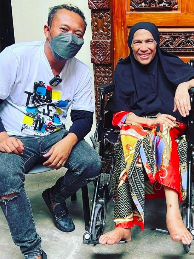 Tubuh Dorce mulai terlihat semakin kurus usai dirinya mengidap batu ginjal dan gula. Tak hanya itu saja, Dorce juga terinfeksi COVID-19 sebelum akhirnya meninggal dunia. Foto: Instagram