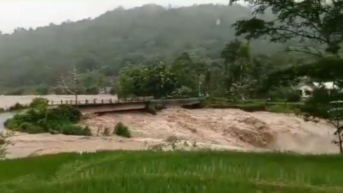 Sungai di Gowa Sulsel meluap banjiri jalan dan sawah warga (Dok. Istimewa)