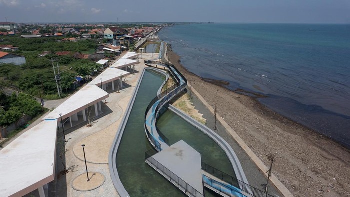 TAHAPAN PEMBANGUNAN TAMAN WISATA PASIR KENCANA PEKALONGAN Suasana lokasi tempat wisata di Taman Wisata Pasir Kencana, Pekalongan, Jawa Tengah, Rabu (16/2/2022). Berdasarkan data Dinas Pariwisata, Kebudayaan dan Olahraga setempat, Taman Wisata Pasir Kencana yang dibangun dengan anggaran sekitar Rp30 miliar oleh Kementerian PUPR ini telah selesai tahapan pembangunannya dan akan dijadwalkan proses serah terima dari pemerintah pusat ke pemerintah Kota Pekalongan. ANTARA FOTO/Harviyan Perdana Putra/foc.