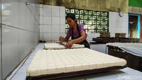 Para perajin tersebut membuat tahu dengan ukuran yang lebih kecil dari sebelumnya.
