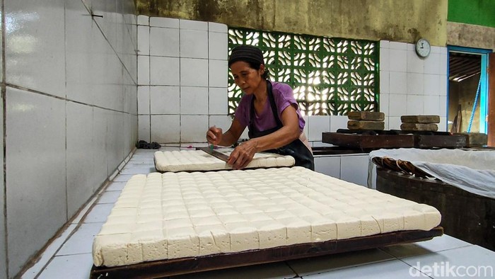 Tahu di Kulon Progo Menciut Gegara Harga Kedelai Naik Ukuran tahu di Kabupaten Kulon Progo, Daerah Istimewa Yogyakarta (DIY), menciut. Hal ini dipicu oleh kenaikan harga kedelai impor yang sekarang berada di kisaran Rp 11.000 per kg. Langkah mengurangi ukuran tahu itu dilakukan oleh para perajin tahu di Sentra Produksi Tahu Murni, Dusun Wonobroto, Kalurahan Tuksono, Kapanewon Sentolo.