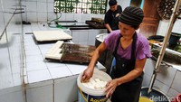 Di samping ukurannya yang mengecil, harga jual tahu juga berubah. Jika sebelumnya dengan uang nominal Rp 1.000 konsumen bisa membawa pulang lima buah tahu, sekarang hanya dapat maksimal tiga buah saja. 