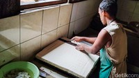 Langkah-langkah mengurangi ukuran tahu tersebut dilakukan sebagai upaya bertahan di tengah melonjaknya harga kedelai.