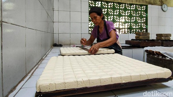 Tahu di Kulon Progo Menciut Gegara Harga Kedelai Naik