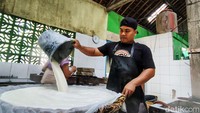 Para perajin sedang membuat tahu di Sentra Produksi Tahu Murni, Dusun Wonobroto, Kalurahan Tuksono, Kapanewon Sentolo, Kabupaten Kulon Progo, Daerah Istimewa Yogyakarta (DIY), Rabu (16/2/2022).