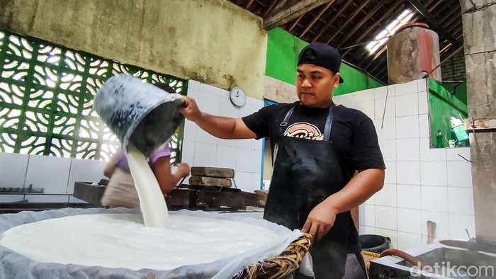 Ukuran tahu di Kabupaten Kulon Progo, Daerah Istimewa Yogyakarta (DIY), menciut. Hal ini dipicu oleh kenaikan harga kedelai impor yang sekarang berada di kisaran Rp 11.000 per kg. Langkah mengurangi ukuran tahu itu dilakukan oleh para perajin tahu di Sentra Produksi Tahu Murni, Dusun Wonobroto, Kalurahan Tuksono, Kapanewon Sentolo.