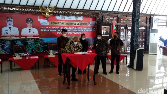 Bupati Banyumas, Purbalingga, dan Pemalang sepakat meminta Jateng perbaiki akses wisata.