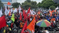 Pantauan detikcom di lokasi, Rabu (16/2/2022), terpantau ada dua mobil komando. Massa tiba sekitar pukul 09.40 WIB dengan menggunakan atribut berwarna putih dan bendera.  