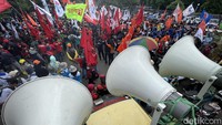 Terlihat titik kumpul massa KSPI ada di halaman parkir kantor Kemnaker. Sejumlah petugas kepolisian tampak berjaga di area depan pintu masuk dan di pinggir Jalan Gatot Subroto guna mengatur arus lalu lintas.  