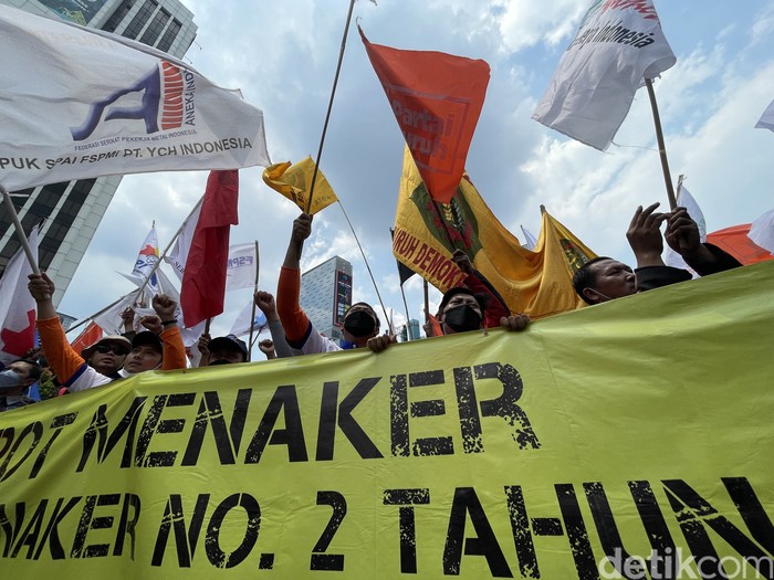 Ribuan buruh mendatangi kantor Kementerian Ketenagakerjaan (Kemnaker), Jakarta, Rabu (16/02/2022).