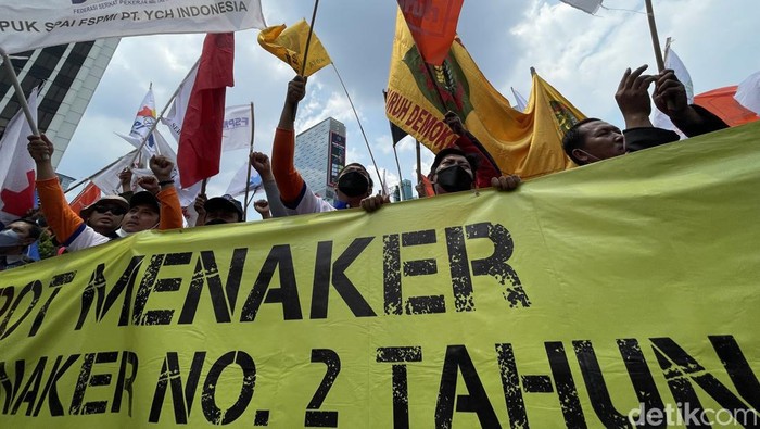 Ribuan buruh mendatangi kantor Kementerian Ketenagakerjaan (Kemnaker), Jakarta, Rabu (16/02/2022).