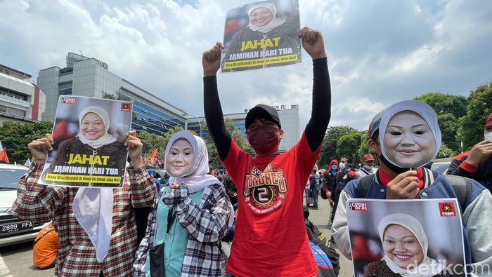Tolak Aturan JHT, Ribuan Buruh Geruduk Kemnaker Ribuan buruh mendatangi kantor Kementerian Ketenagakerjaan (Kemnaker), Jakarta, Rabu (16/02/2022).
