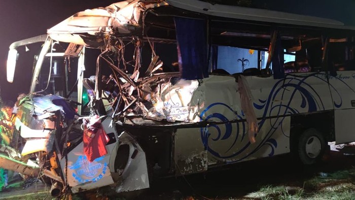 truk tabrak bus di lamongan