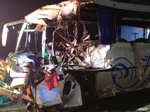 Truk Gagal Nanjak Tabrak Bus Ziarah Wali Songo di Lamongan, 18 Orang Terluka