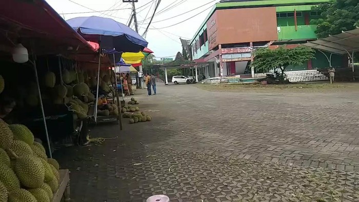 Viral penjual durian kosong yang menjajakan durian di area Masjid Cheng Hoo Pasuruan