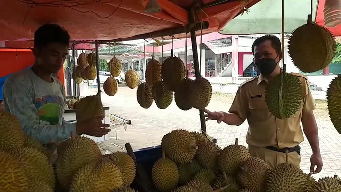 Viral penjual durian kosong yang menjajakan durian di area Masjid Cheng Hoo Pasuruan