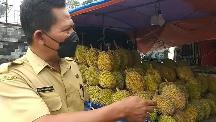 Viral penjual durian kosong yang menjajakan durian di area Masjid Cheng Hoo Pasuruan