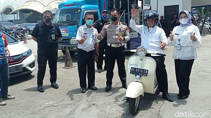 Wagub Jabar Uu Ruzhanul Ulum melakukan sidak dengan ke Bapenda Jabar dengan menumpang sepeda motor