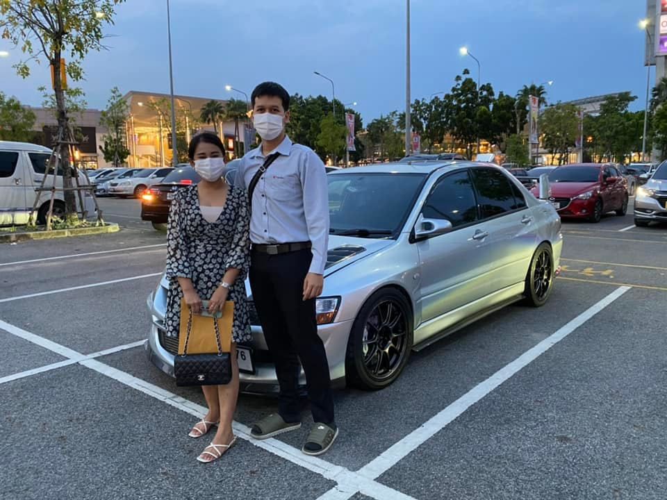 Wanita memberi hadiah mobil Mitsubishi Evo untuk pacarnya