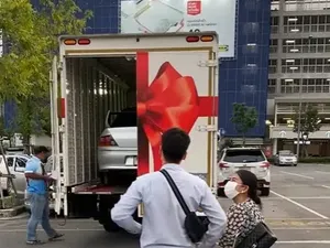Ayang Banget, Wanita Ini Kasih Kejutan Pacarnya Kado Mobil Mitsubishi Evo 8