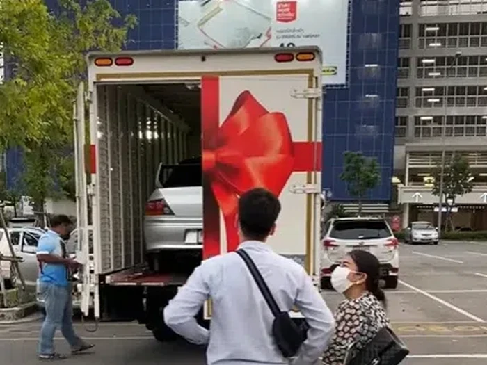 Wanita memberi hadiah mobil Mitsubishi Evo untuk pacarnya