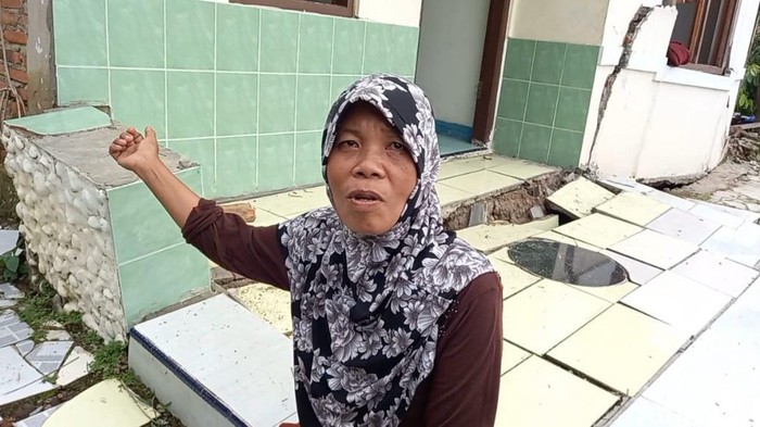 Warga menunjukkan rumahnya yang rusak akibat tanah gerak di Desa Padasari, Kabupaten Tegal, Rabu (16/2/2022).