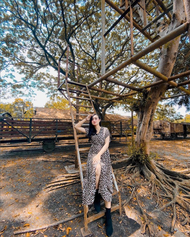 Yeni sering mengunggah video menyanyinya ke YouTube. Video-video unggahannya itu pun telah ditayangkan hingga jutaan kali. Seperti yang berjudul Top-Topan yang telah ditonton lebih dari 7,8 juta kali, Lintang Sewengi 1,1 juta kali, dan masih banyak lagi. Foto: Instagram/@yeniinka