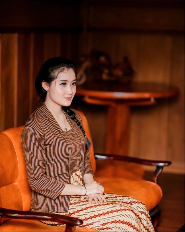 Tampil mengenakan kebaya tradisional berwarna cokelat, Yeni Inka tampil begitu anggun. Pesonanya semakin terpancar dengan tambut yang dikepang dan pulasan makeup natural glowing. Foto: Instagram/@yeniinka