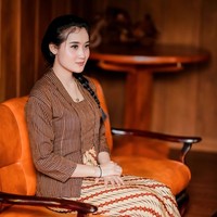 Tampil mengenakan kebaya tradisional berwarna cokelat, Yeni Inka tampil begitu anggun. Pesonanya semakin terpancar dengan tambut yang dikepang dan pulasan makeup natural glowing. Foto: Instagram/@yeniinka