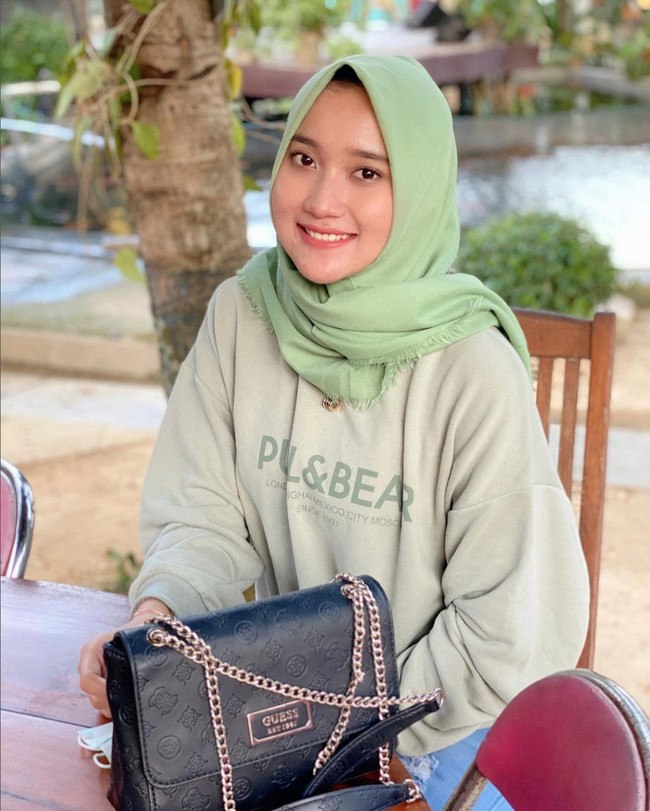 Begini penampilan Yeni Inka saat tampil mengenakan hijab. Dengan menggunakan hijab dan sweater berwarna hijau muda, Yeni terlihat cantik natural tanpa pulasan makeup. Foto: Instagram/@yeniinka