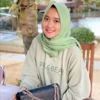 Begini penampilan Yeni Inka saat tampil mengenakan hijab. Dengan menggunakan hijab dan sweater berwarna hijau muda, Yeni terlihat cantik natural tanpa pulasan makeup. Foto: Instagram/@yeniinka