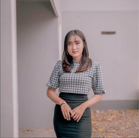 Mengenakan atasan kotak-kotak dan bawahan rok berwarna hitam, penampilan Yeni terlihat simple. Yeni Inka sendiri mendapatkan julukan Queen of Ambyar atau Ratu Ambyar Indonesia karena dirinya sering membawakan lagu bertema patah hati milik Didi Kempot. Foto: Instagram/@yeniinka