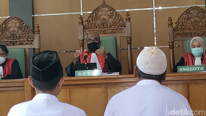 Sidang perdana kasus video propaganda trio Jenderal NII digelar di PN Garut, Kamis (17/2). Mereka didakwa melakukan makar.