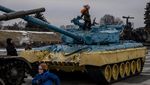 Ada Isu Mau Diserang Rusia, Anak-anak Ukraina Main di Atas Tank