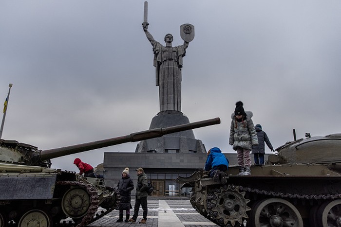 Isu soal rencana invasi Rusia ke Ukraina masih jadi sorotan dunia. Dibayangi ancaman perang, anak-anak di Kyiv, Ukraina, justru asyik main di atas tank tempur.