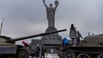 Ada Isu Mau Diserang Rusia, Anak-anak Ukraina Main di Atas Tank