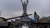 Isu invasi Rusia terhadap Ukraina mencuat seiring penempatan pasukan Rusia di sekitar perbatasan. Meski begitu, Presiden Rusia Vladimir Putin menegaskan tak ingin perang di Eropa. Dilansir dari DW, Rabu (16/2/2022), penegasan itu disampaikan Putin di tengah kekhawatiran negara-negara Barat soal invasi Rusia ke Ukraina yang merupakan negara pro-barat.