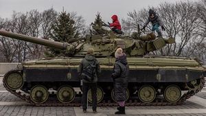 Ada Isu Mau Diserang Rusia, Anak-anak Ukraina Main di Atas Tank