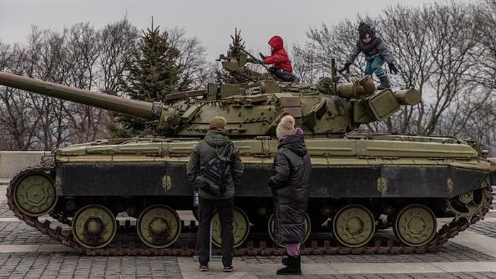 Ada Isu Mau Diserang Rusia, Anak-anak Ukraina Asyik Main di Atas Tank Isu soal rencana invasi Rusia ke Ukraina masih jadi sorotan dunia. Dibayangi ancaman perang, anak-anak di Kyiv, Ukraina, justru asyik main di atas tank tempur.