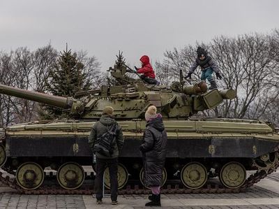 Ada Isu Mau Diserang Rusia, Anak-anak Ukraina Main di Atas Tank