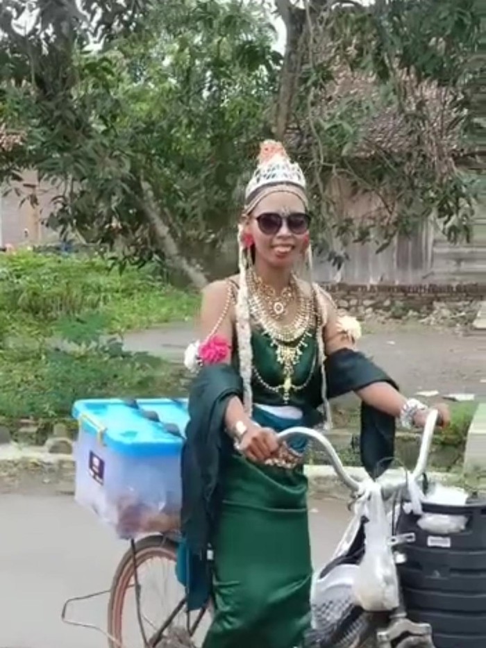 Aksi Nyi Blorong Jualan Gorengan Sempat Viral