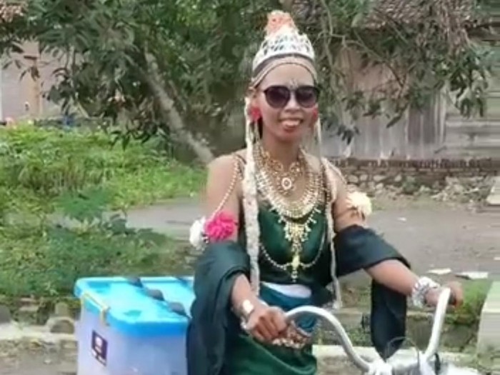 Aksi Nyi Blorong Jualan Gorengan Sempat Viral