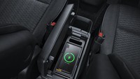 Terdapat fitur wireless charging smartphone. Foto: Toyota Astra Motor