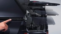 Sementara fitur Side Button memungkinkan pengguna untuk membuka pintu bagasi dari samping saat berada di area yang sempit. Menariknya, fitur Power Back Door pada All New Voxy dapat menyesuaikan bukaannya di area sempit, dan ini merupakan fitur yang pertama di dunia yang Toyota hadirkan secara khusus di All New Voxy. Foto: Toyota Astra Motor