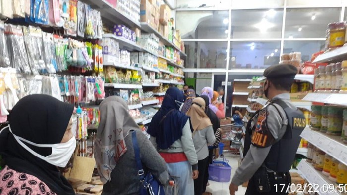 Antrean pembelian minyak goreng di mal Bojonegoro