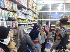 Ibu-ibu Pemburu Minyak Goreng Serbu Mal di Bojonegoro